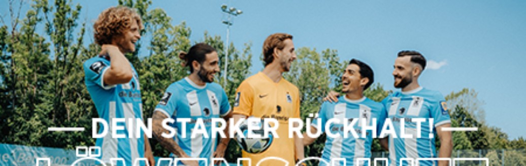 Im Hintergrund fünf Spieler des TSV 1860, im Vordergrund Schriftzug "Dein starker Rückhalt - Löwen-Schutz"