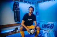 Spieler des TSV 1860 Marco Hiller sitzt in der Kabine und hält einen Fußball