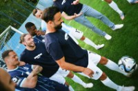 Albion Vrenezi dribbelt mit dem Fußball, während andere Spieler des TSV 1860 um ihn herumstehen