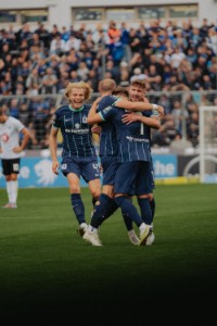 Mehrere Spieler des TSV 1860 jubeln über ein Tor: Verlaat, Starke, Guttau und Tarnat