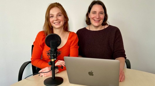 Hannah und Luisa vom Podcast "Frausichert" am Laptop