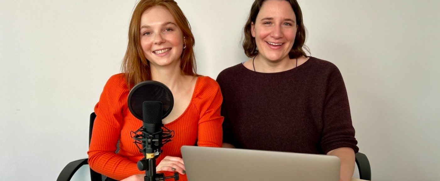 Hannah und Luisa vom Podcast "Frausichert" am Laptop