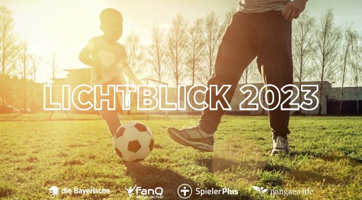 Erwachsener und Kind spielen Fußball auf einer Wiese - im Vordergrund Schriftzug "Lichtblick 2023"