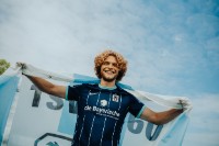 Spieler des TSV 1860 Jesper Verlaat hält Fahne hoch