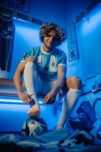 Spieler des TSV 1860 Jesper Verlaat in der Kabine während er sich die Schuhe zubindet