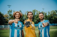 Drei Spieler des TSV 1860 zeigen in die Kamera: Verlaat, Hiller und Rieder