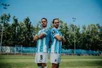 Zwei Spieler des TSV 1860 stehen Rücken an Rücken auf dem Fußballplatz: Zwarts und Sulejmani