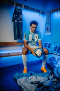 Spieler des TSV 1860 Eroll Zejnullahu sitzt in der Kabine und hält Fußball in der Hand