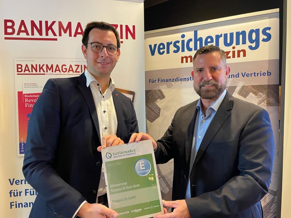 Daniel Regensburger und Uwe Mahrt mit dem Sustainable Finance Award