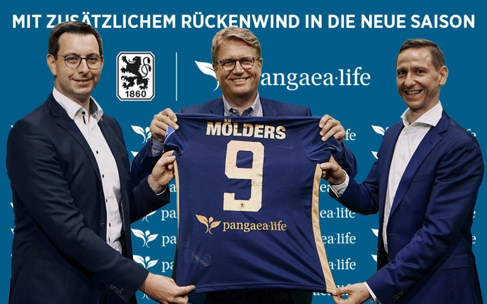 Daniel Regensburger, Martin Gräfer und Marc-Nicolai Pfeifer mit dem neuen Auswärts-Trikot des TSV 1860 München