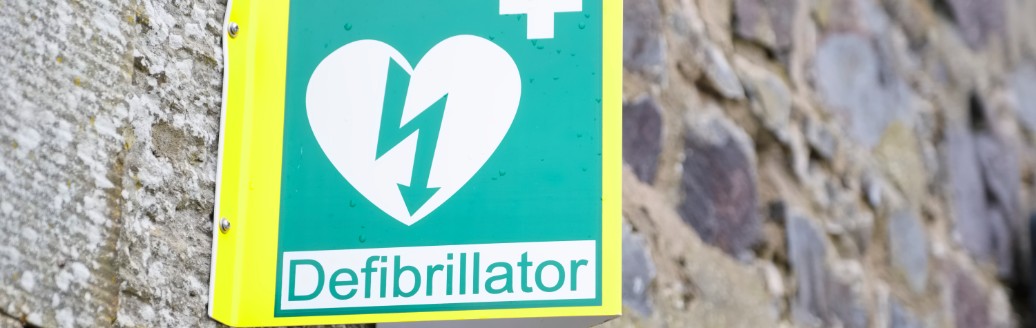 Das Bild zeigt die Ausschilderung einer Station mit einem Defibrillator. 