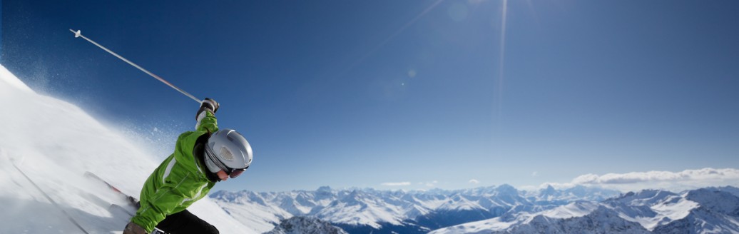 Ein Skifahrer bei der Abfahrt