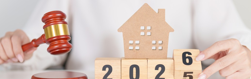 Ein Richterhammer und Bauklötze, die von 2025 auf 2026 umgedreht werden