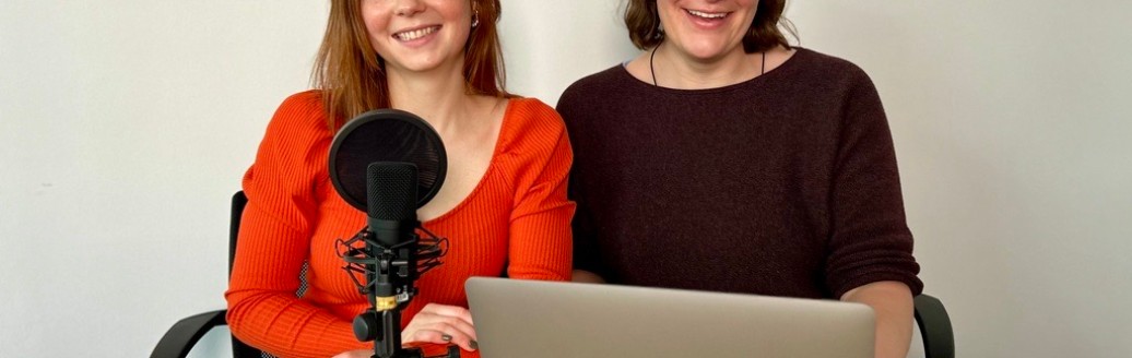 Hannah und Luisa vom Podcast "Frausichert" am Laptop