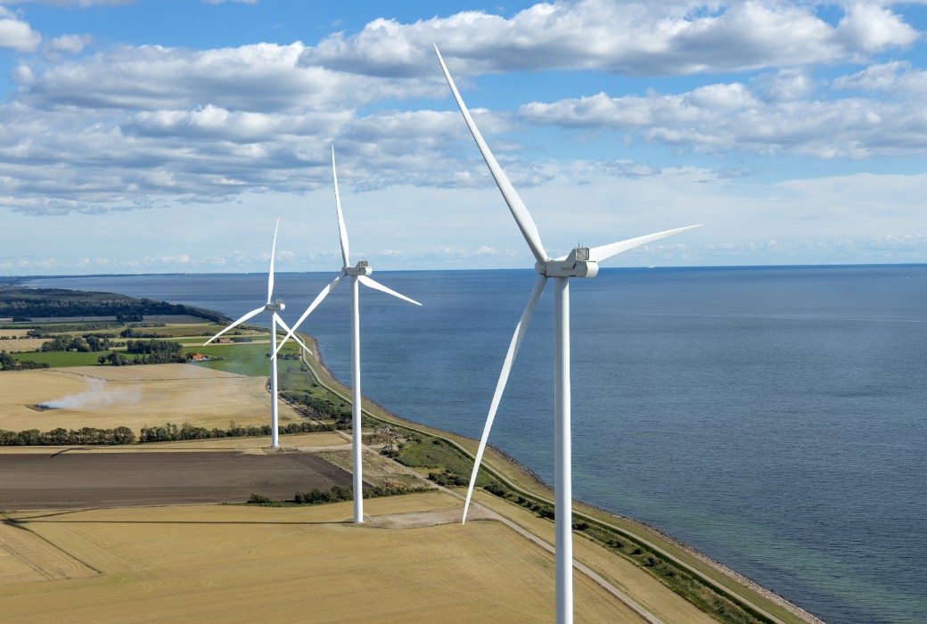 Drei Windkrafträder direkt an der Küste