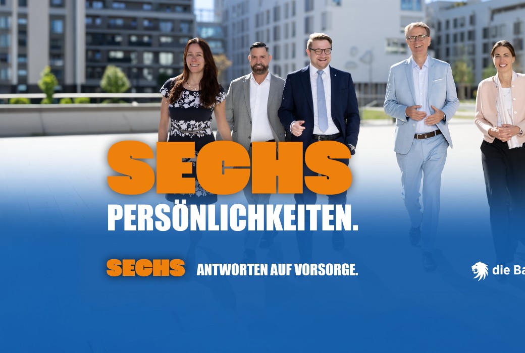 Sechs Personen in Businesskleidung gehen lächelnd auf einer modernen Wohnanlage im Freien auf die Kamera zu. Im Vordergrund steht groß der orange Schriftzug „SECHS PERSÖNLICHKEITEN.“ Darunter steht „SECHS ANTWORTEN AUF VORSORGE.“ Links unten ist das Logo und der Text „die Bayerische stellt sich zur Wahl.“  - Das Bild wurde mit KI generiert.