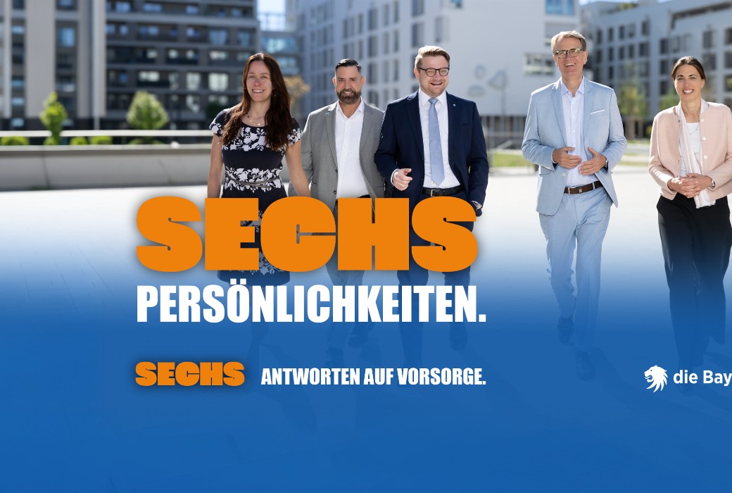 Sechs Personen in Businesskleidung gehen lächelnd auf einer modernen Wohnanlage im Freien auf die Kamera zu. Im Vordergrund steht groß der orange Schriftzug „SECHS PERSÖNLICHKEITEN.“ Darunter steht „SECHS ANTWORTEN AUF VORSORGE.“ Links unten ist das Logo und der Text „die Bayerische stellt sich zur Wahl.“ 