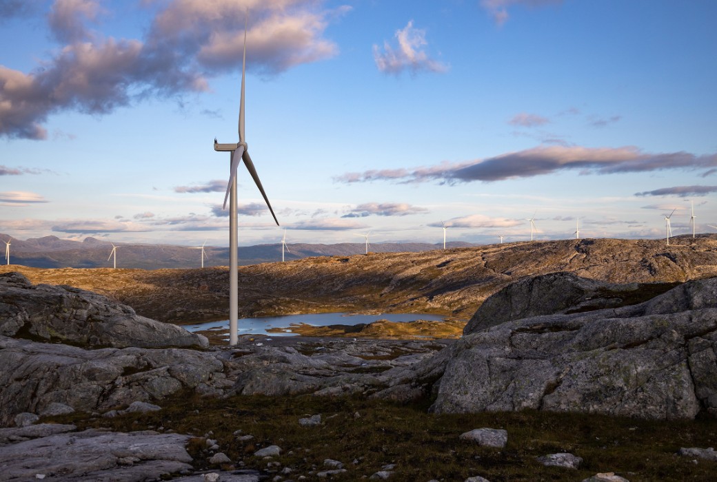 Steinige Ebene mit Windrädern Steinige Ebene mit Windrädern