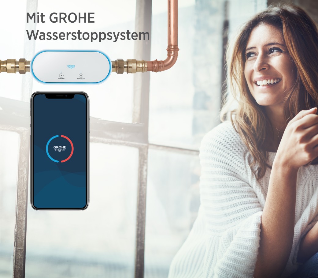 Bild mit junger Frau, die sich über mehr Sicherheit im Haus durch Grohe Wasserstoppsystem freut.