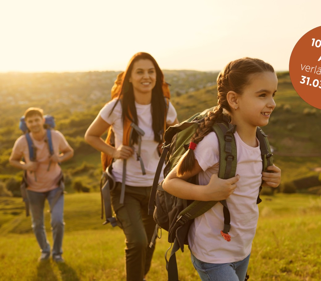 Junges Paar mit Tochter beim Wandern in leicht hügeliger Umgebung, Titelbild mit Hinweis auf 10% Rabatt