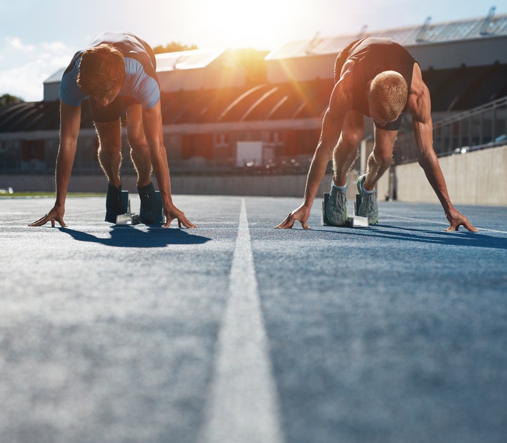 Zwei Sprintläufer warten im Startblock auf den Startschuss