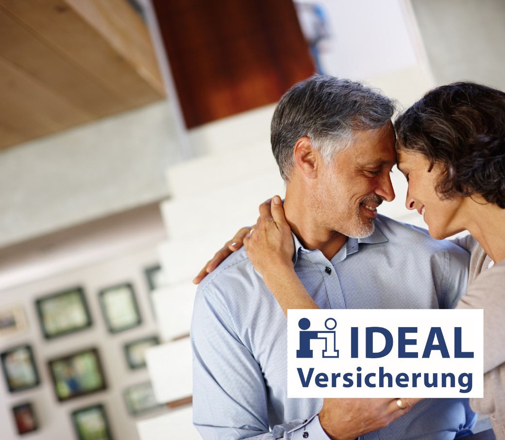Ein Mann und eine Frau schauen sich vertraut an und berühren sich an Armen und Stirn. Unten rechts im Bild ist das Logo des Versicherers Ideal zu sehen.