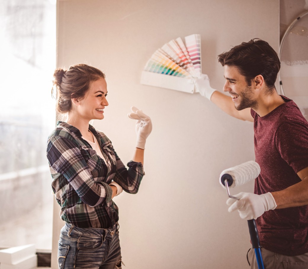 Pärchen sucht Farbe für Zimmer aus