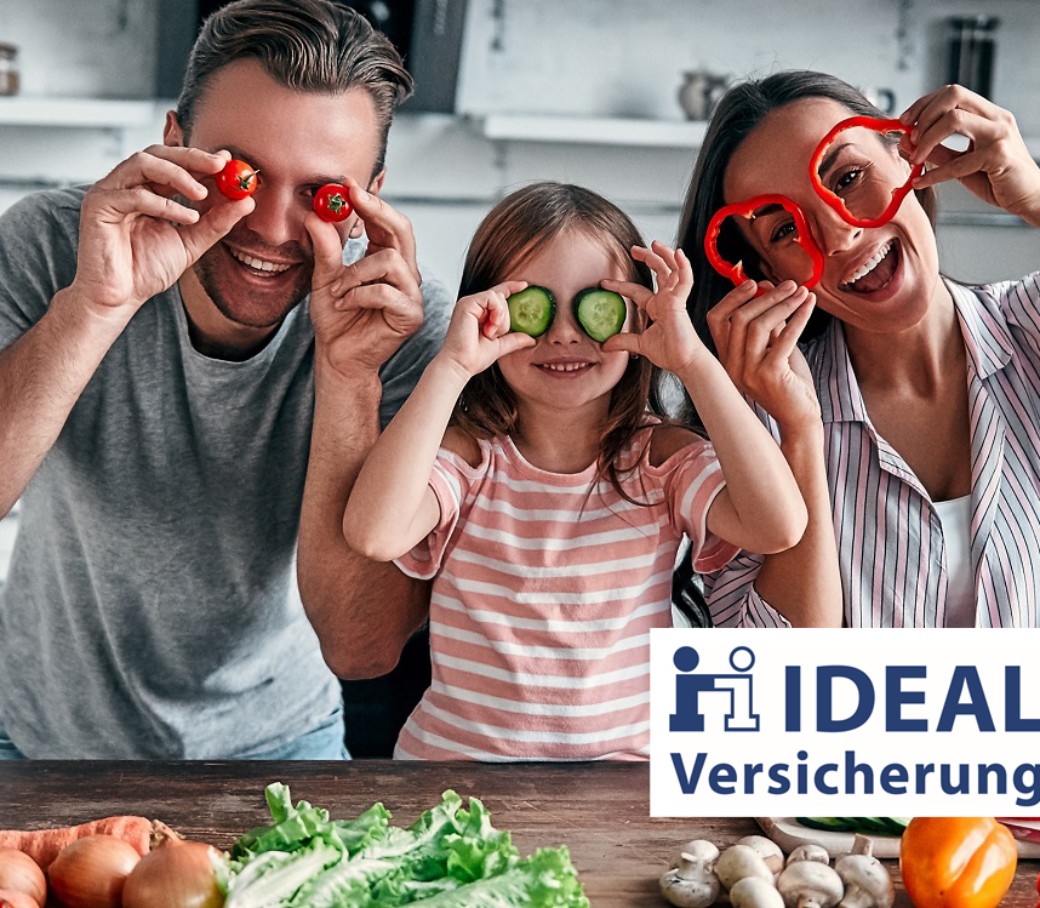 Eine 3-köpfige Familie hat Spaß beim Kochen. Auf der rechten Seite im Bild ist ein Logo des Versicherers Ideal.