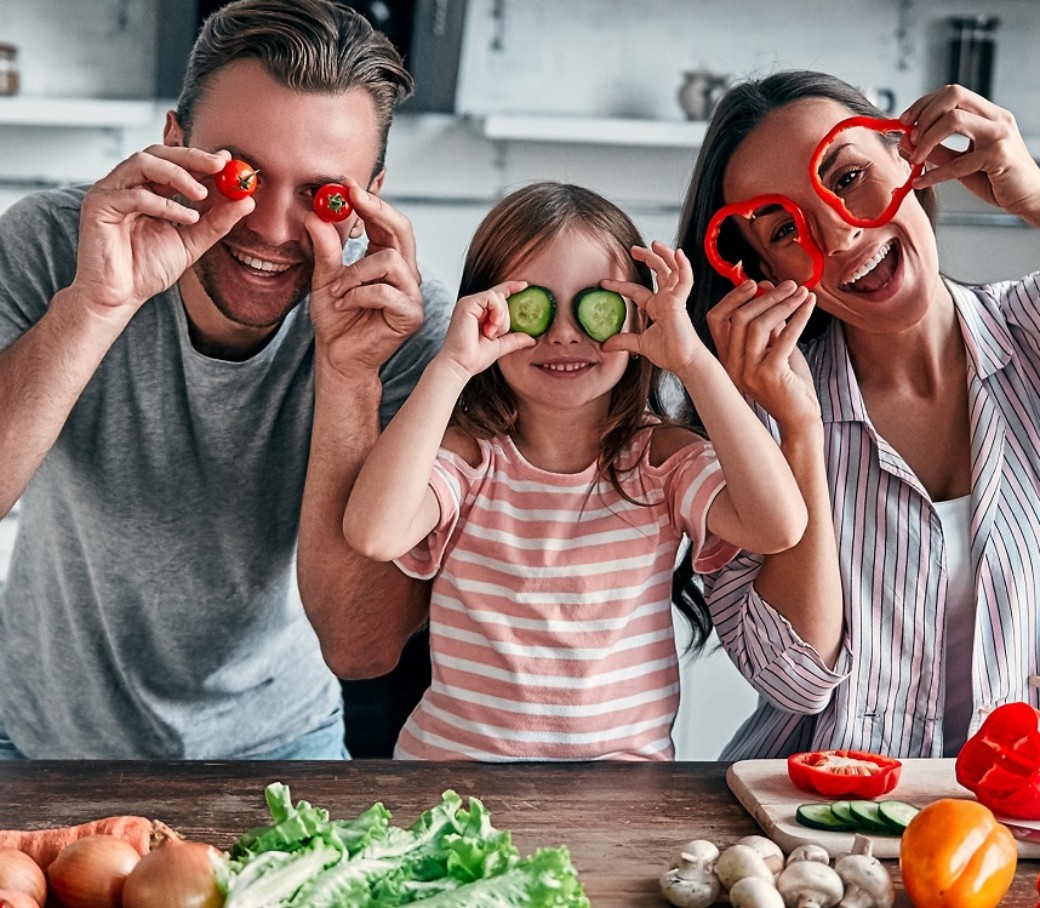 Eine 3-köpfige Familie hat Spaß beim Kochen