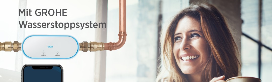 Bild mit junger Frau, die sich über mehr Sicherheit im Haus durch Grohe Wasserstoppsystem freut.