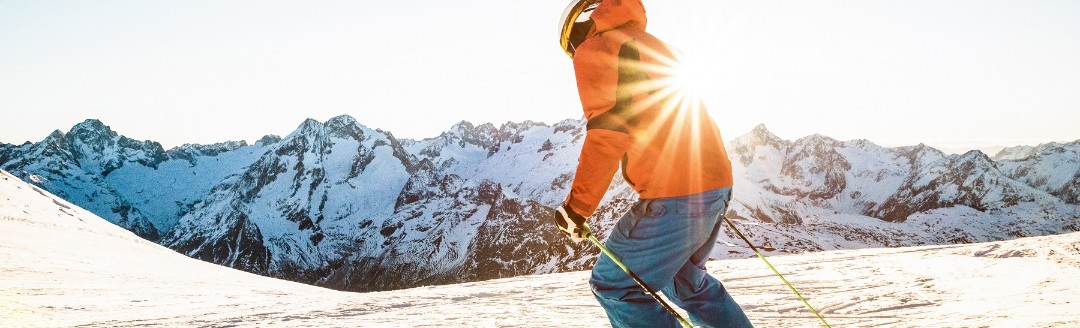Skifahren bei Sonnenuntergang