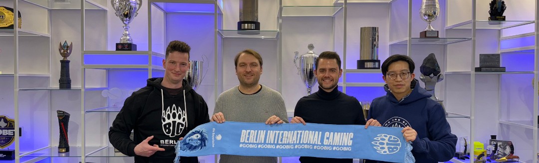 Steven Küster und Leonardo Duc Dao vor den Trophäen der Gaming-Szene