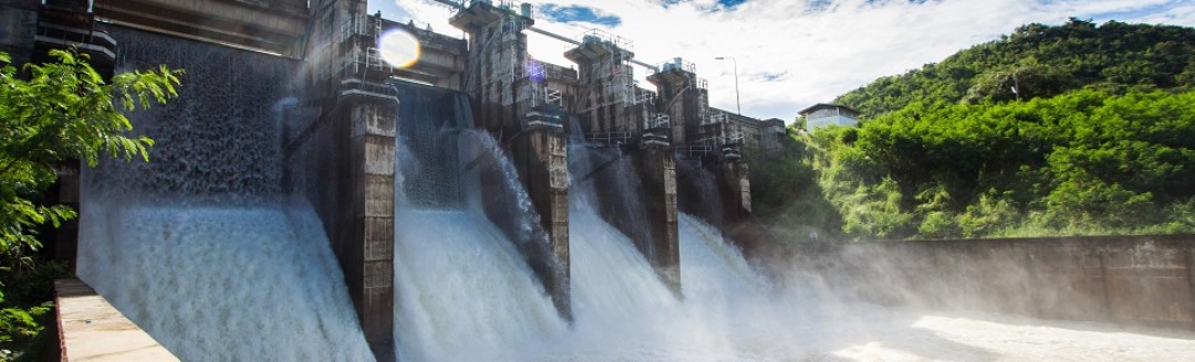 Fotografie einer Wasserkraftanalage.