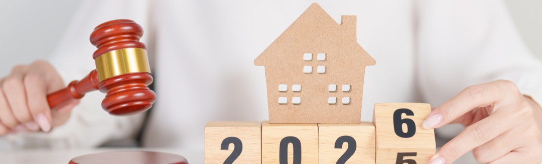 Ein Richterhammer und Bauklötze, die von 2025 auf 2026 umgedreht werden