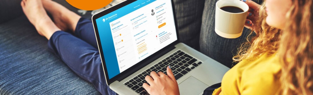 Eine Person sitzt auf einem Sofa, arbeitet am Laptop und hält eine Tasse. Text: "Über 100.000 Kunden nutzen bereits die Vorteile von 'Meine Bayerische'".