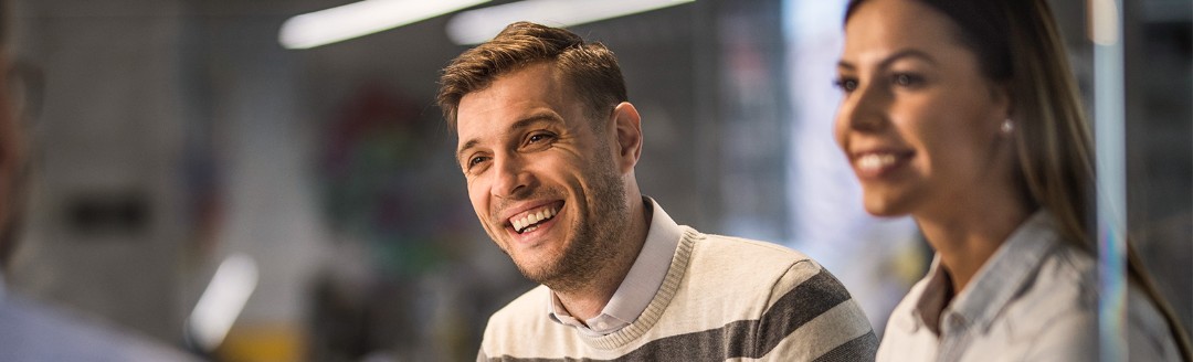 Junge Kollegen in einem Meeting