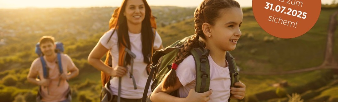 Eine junge Familie mit Rucksäcken beim Wandern