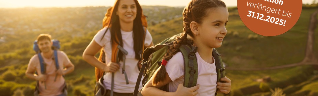 Junges Paar mit Tochter beim Wandern in leicht hügeliger Umgebung, Titelbild mit Hinweis auf 10% Rabatt