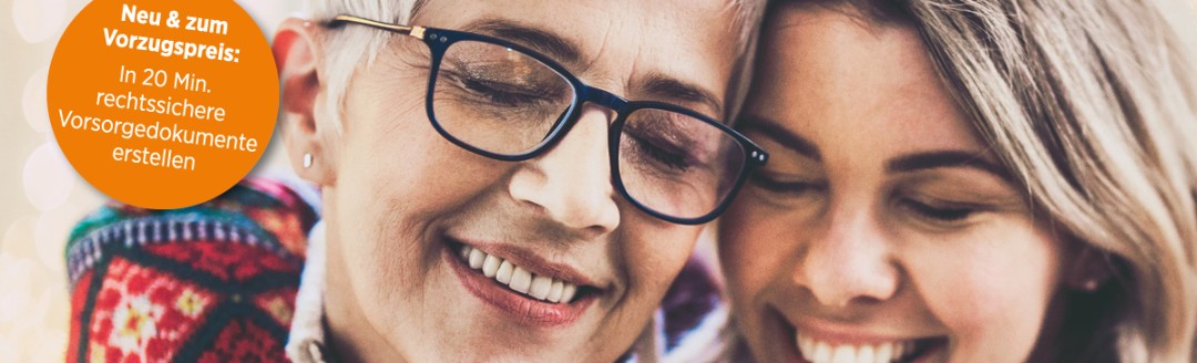 Eine ältere und eine junge Frau umarmen sich