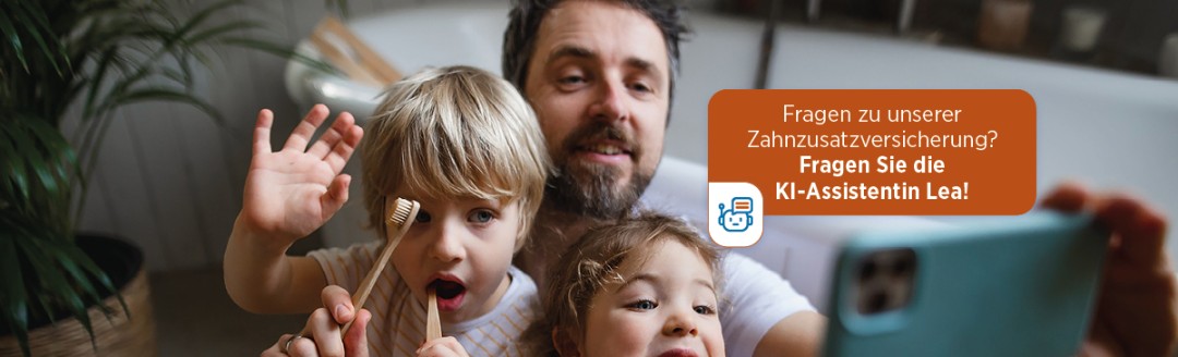 Ein Vater nimmt mit seiner Tochter und seinem Sohn ein Selfie auf, während sie beide am Zähne putzen sind. Im Bild der Schriftzug "Fragen zu unserer Zahnzusatzversicherung? Fragen Sie Lea!"