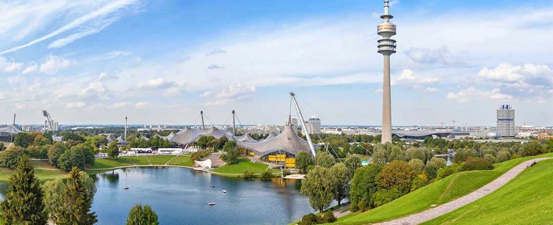 Hintergrundbild Olympiapark Ein Bild des Olympiaparks mit dem Logo der bayerischen rechts oben