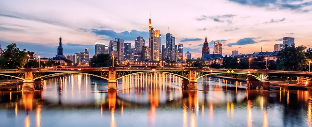 Skyline von Frankfurt bei Dämmerung Skyline von Frankfurt bei Dämmerung