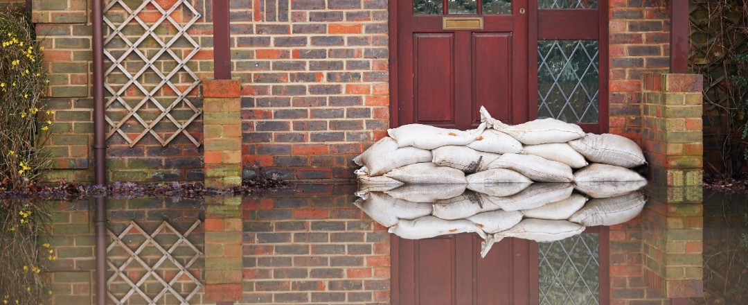 Elementar Solo - Foto von Hochwasser mit Sandsäcken