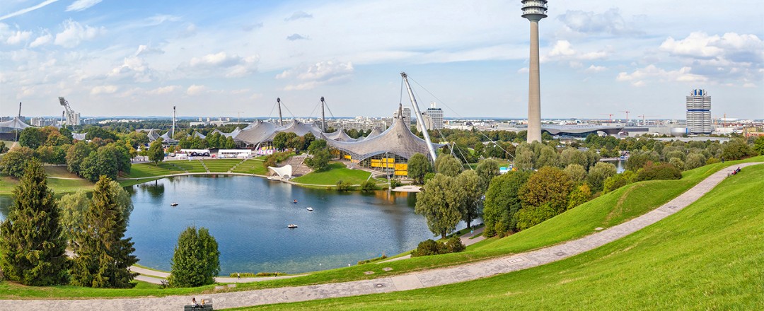 Hintergrundbild Olympiapark Ein Bild des Olympiaparks mit dem Logo der bayerischen rechts oben