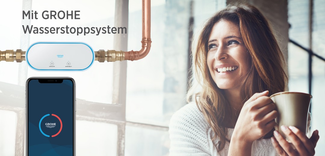 Bild mit junger Frau, die sich über mehr Sicherheit im Haus durch Grohe Wasserstoppsystem freut.