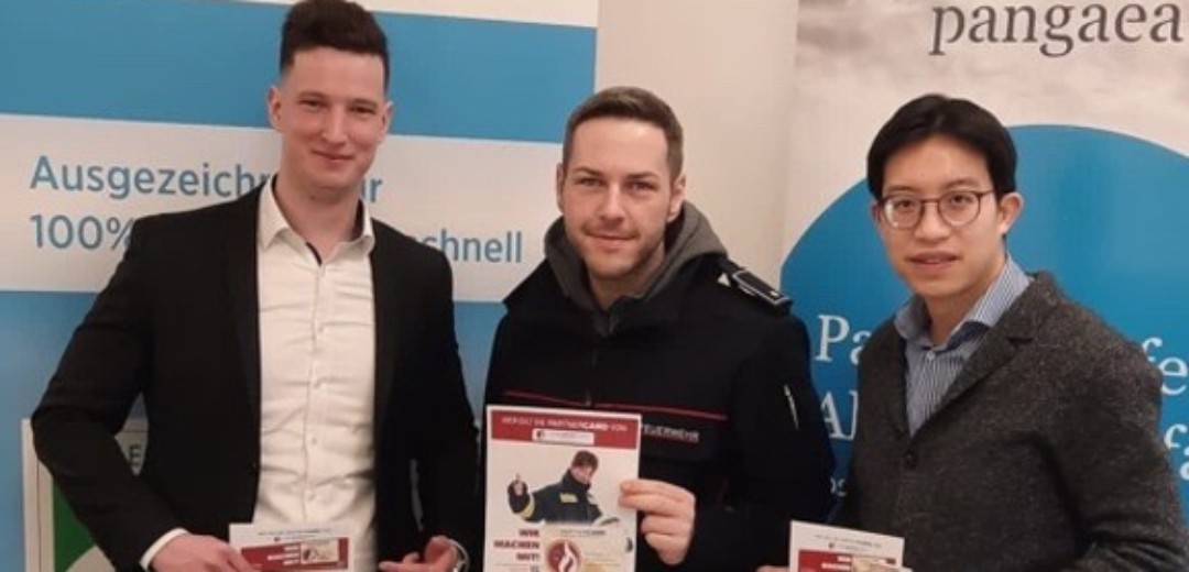 Bild von drei jungen Männern auf der Feuerwehrmesse.