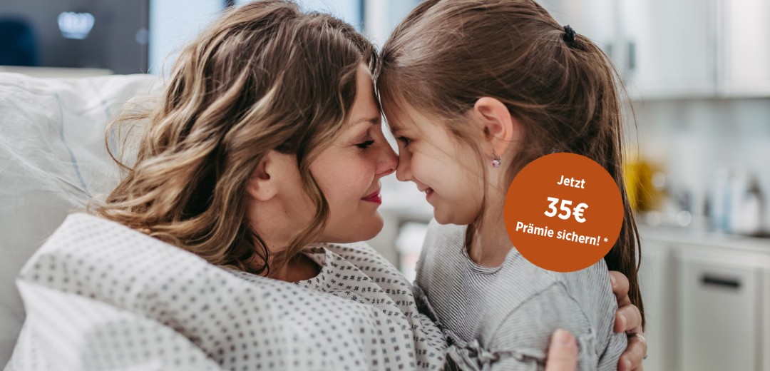 Mutter und Tochter lächeln sich im Krankenhaus an; Hinweis "Jetzt 35€ Prämie sichern!"