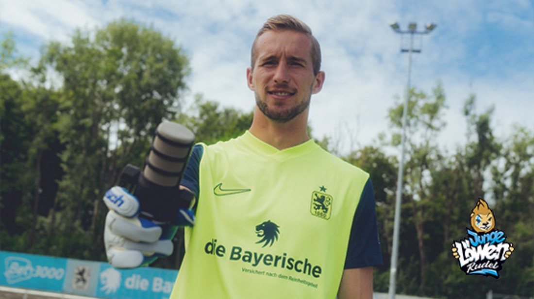 Ein Spieler des TSV 1860 hält ein Mikro in die Kamera Ein Spieler des TSV 1860 hält ein Mikro in die Kamera