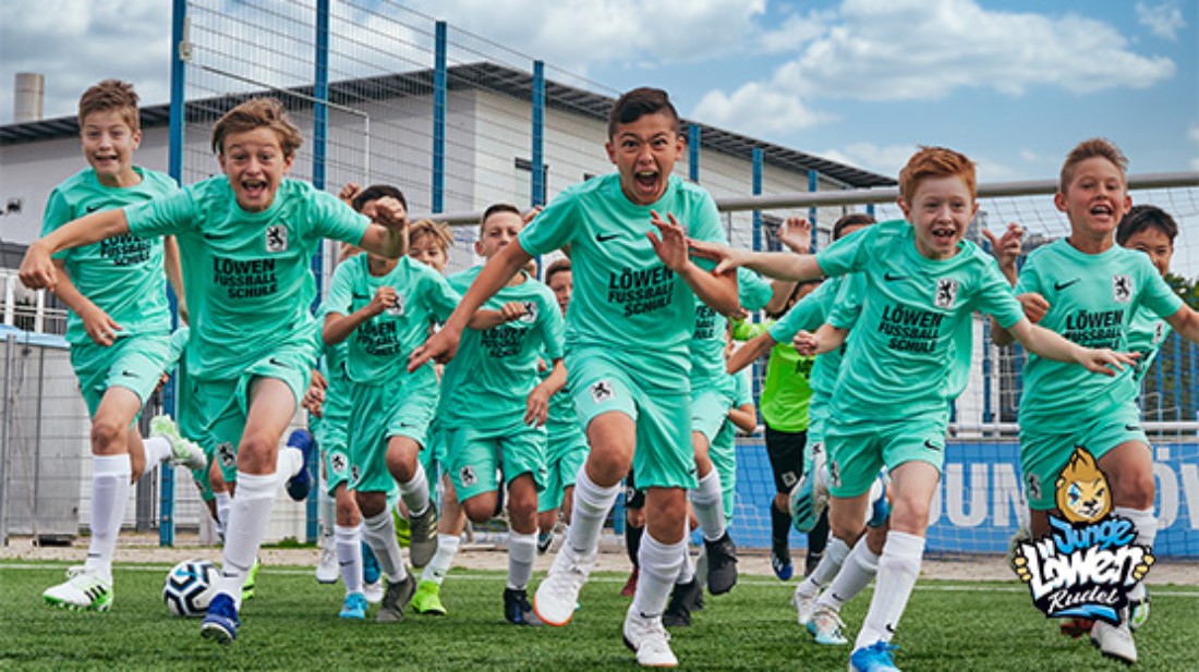 Mehrere Kinder des Jungen Löwenrudels stürmen auf den Fußballplatz Mehrere Kinder des Jungen Löwenrudels stürmen auf den Fußballplatz