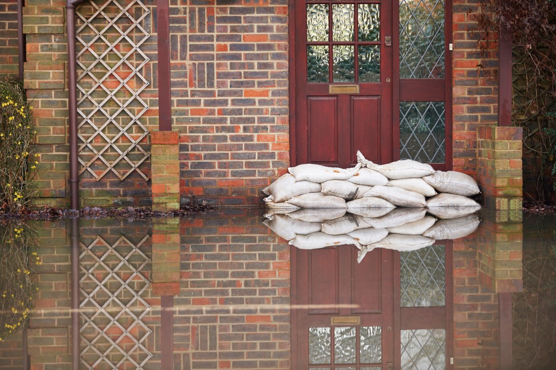Elementar Solo - Foto von Hochwasser mit Sandsäcken